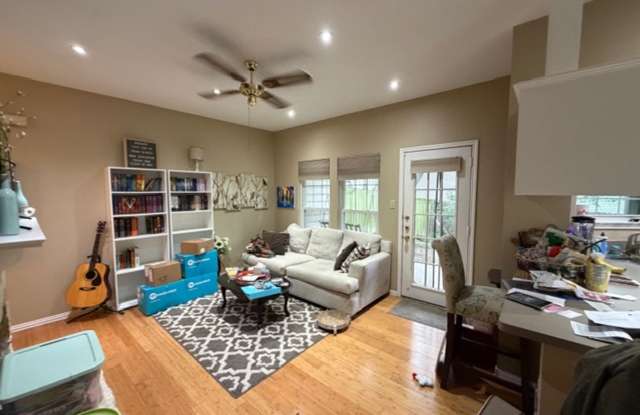 Ground floor large elegant condo with HUGE walk in closet & large private yard - 3809 Spicewood Springs Road, Austin, TX 78759