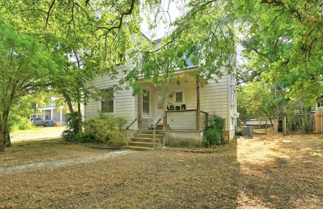 8 bed 5 Bath house in center of West campus Pre Lease Aug 2027 photos photos