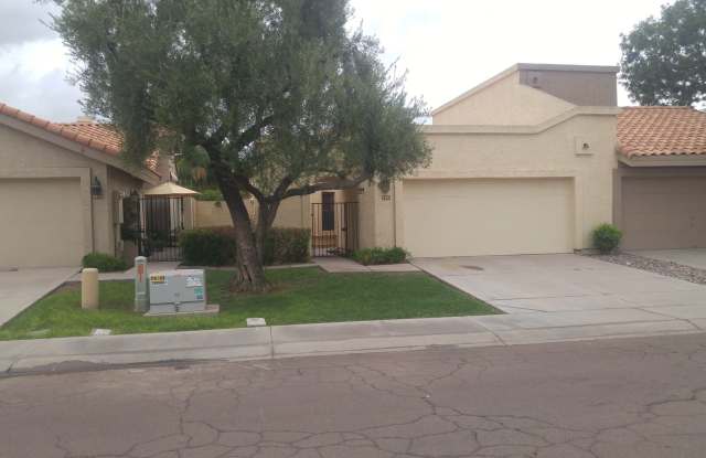 Chandler Town Home, Light Bright and High Ceilings.  Great Floor plan and Quaint community!!! Come, Show and Rent Today!!! photos photos