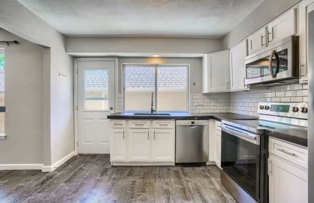 Comfortable Single-Family Townhouse in Quiet Community photos photos