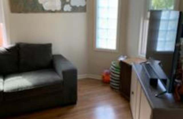 4618 North Camden Avenue Gallery 4