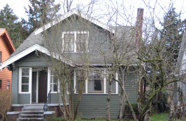 Spacious and bright 7 bedrooms 2.5 baths home in the University District photos photos