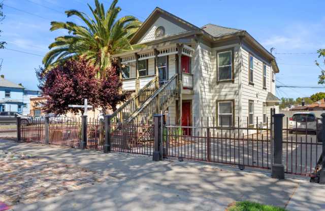 Remodeled 2 bed, 2 bath unit in Midtown photos photos