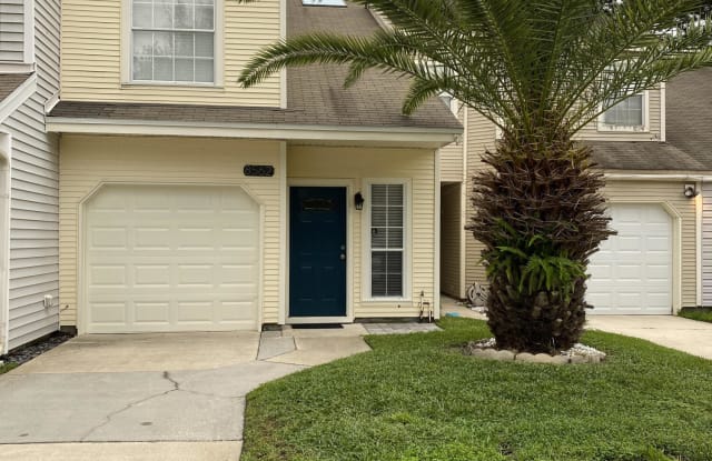 8562 STURBRIDGE CIR - 8562 Sturbridge Circle West, Jacksonville, FL 32244