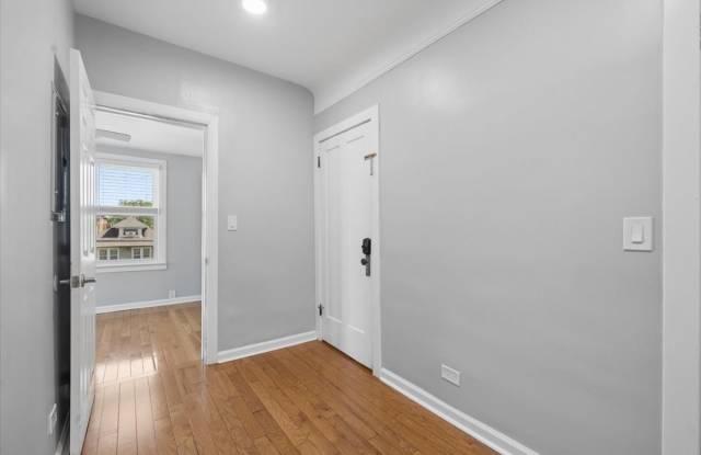 4928 W Eddy Street Gallery 3