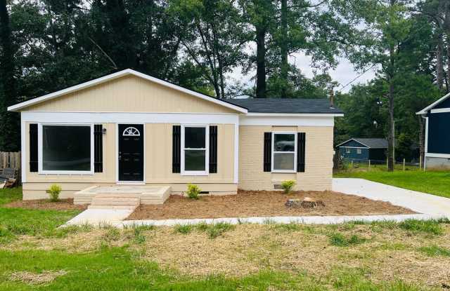 Welcome home! 3 Bedroom 1.5 Bath home in Downtown Newnan! Must See! photos photos