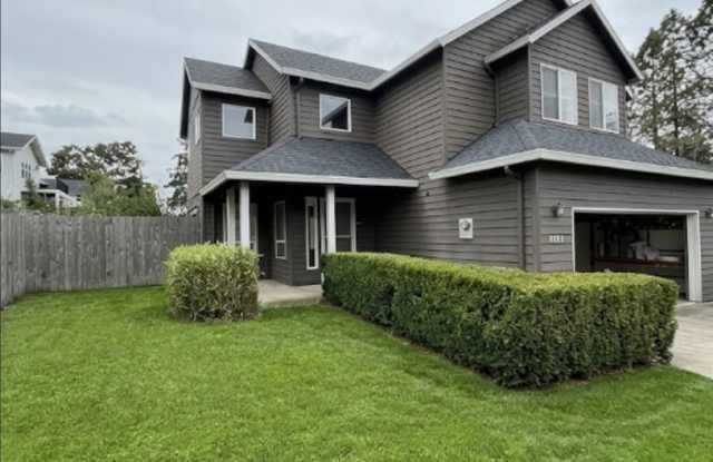 3 Bedroom 2.5 Bath Newberg OR Gallery 1