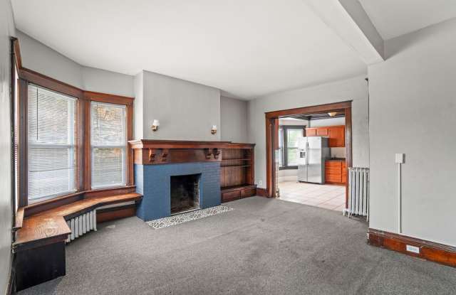 3005  N Maryland 5Bdrm/ 2Bathroom Upper Unit Gallery 4