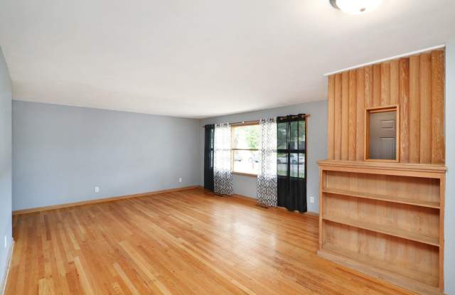 Don't Fuss with the Bus -5 Bed - 3 Bath - Awesome Backyard - 1/2 block to KSU - 1818 Todd Road, Manhattan, KS 66502