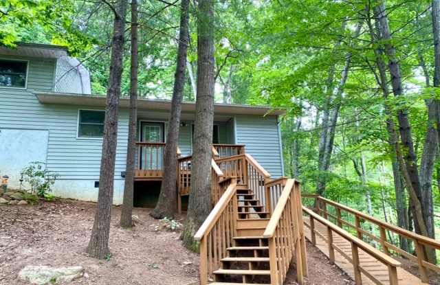 Cozy Wooded Space Close to Town - 41 Woodhaven Road, Buncombe County, NC 28805