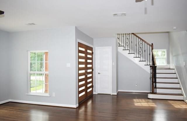 4528 Calmont Avenue Gallery 2