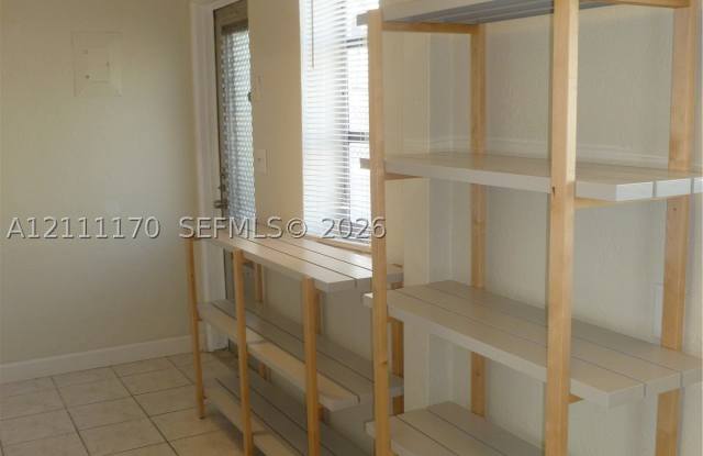 1005 N 18th Ct Gallery 4