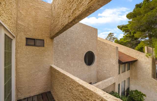 2 Bedroom, 2.5 Bath Near Flamingo & Torrey Pines Gallery 4