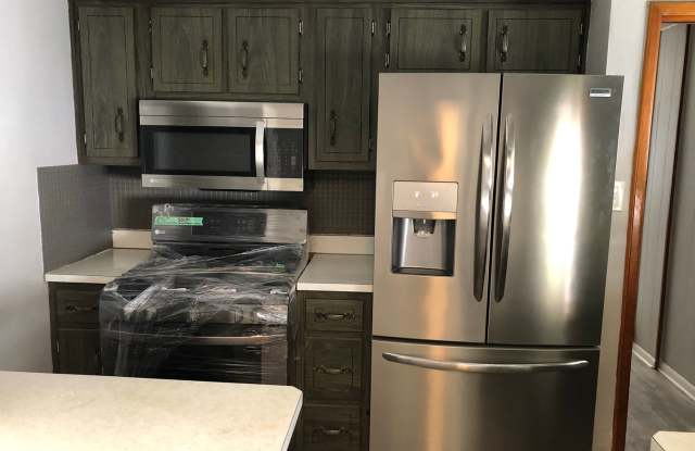 Greenfield - 3 Bedroom Single Family House, Garage, Central AC, Yard! photos photos