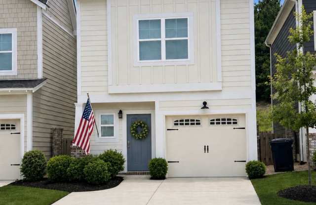3 bedroom with fenced in backyard! Gallery 1