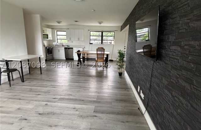 1200 NW 18th Ct Gallery 4