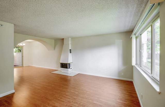 2bed/2.5bath Townhouse with Updated Kitchen! Gallery 3