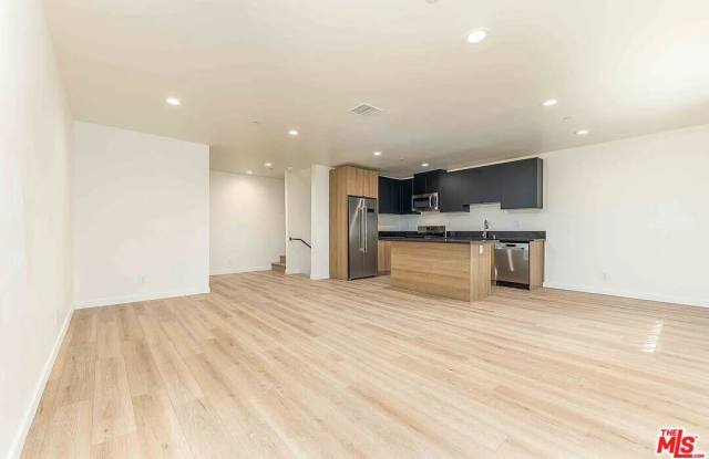 2101 S Burnside Ave unit: 1/2 photos photos