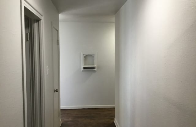 8008 Laura Street Gallery 4