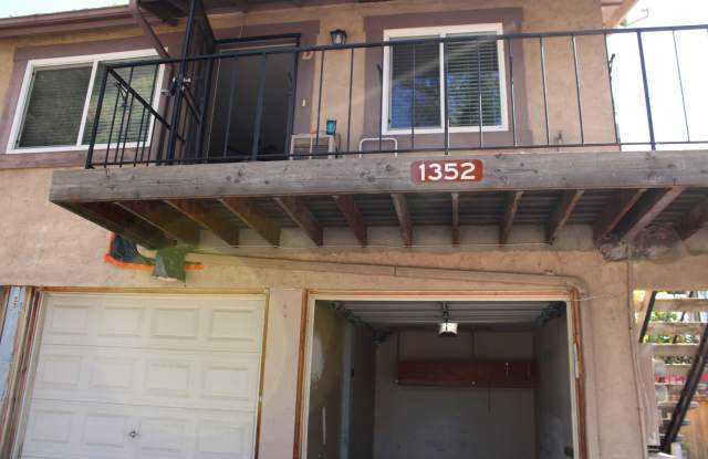 Two Bedrooms, One Bathroom Condo With One Car Garage photos photos