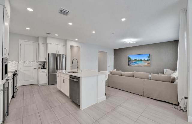 1033 Eucalyptus Dr photos photos