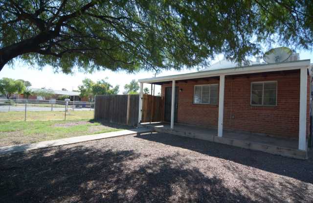 Updated 2 Bedroom 1 Bath Home! Great Central Location! - 4558 East 19th Street, Tucson, AZ 85711