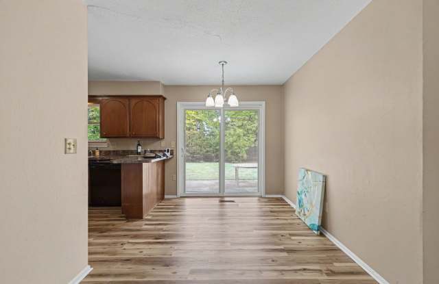 Adorable 3 bed, 1.5 bath in Yukon Gallery 4