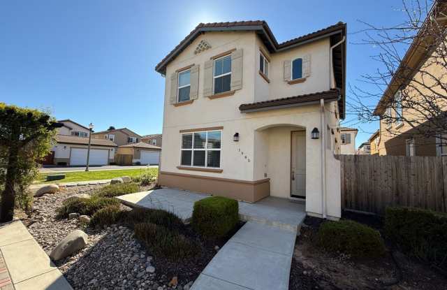 Newer 3 Bedroom Home! Near shops and restaurants! photos photos