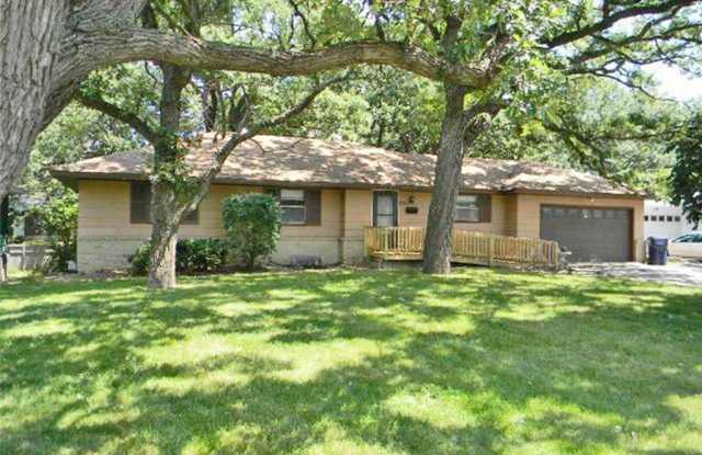 Spacious 4 Bedroom in Edina 1 Block from Pamela Park has 2 Fireplaces  Hardwood Floors! photos photos