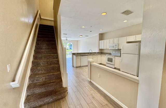 912 Hampton Cir Gallery 2