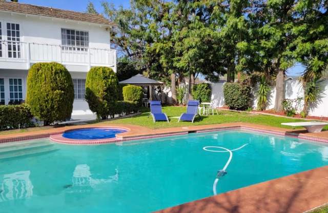 Resort-style 5 bedroom Thousand Oaks home with a pool! Gallery 4