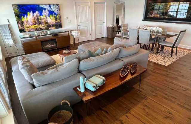 Modernized 3 Bedroom Charming Home with a View - Fully Furnished Gallery 3