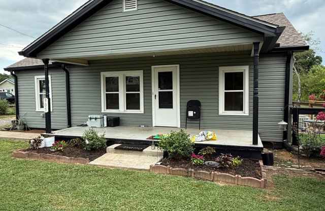 Maryville 37801 - One-level, 3 bedroom, 1.5 bath home - Contact Chad Weeks (865) 567-6193 photos photos
