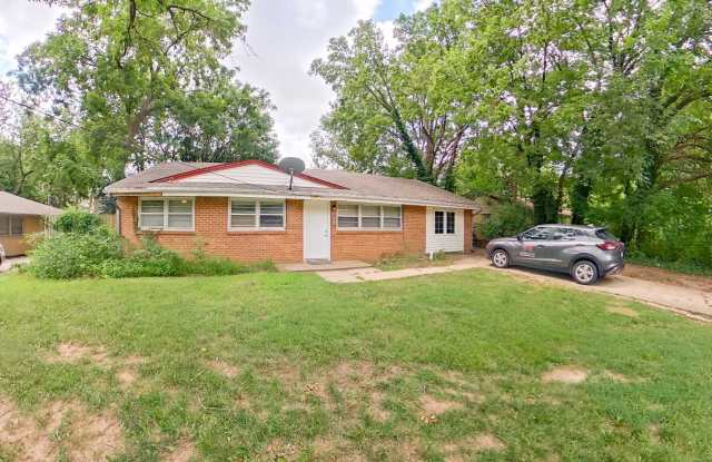 Close to Campus! Pet Friendly + Washer  Dryer Included + Off-Street Parking! Available August 1st! - 2213 Todd Road, Manhattan, KS 66502