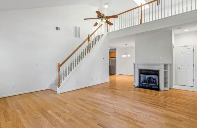 NW Brick Townhome, Granite Counter-Tops, Wood Floors, FP, Garage! Gallery 4