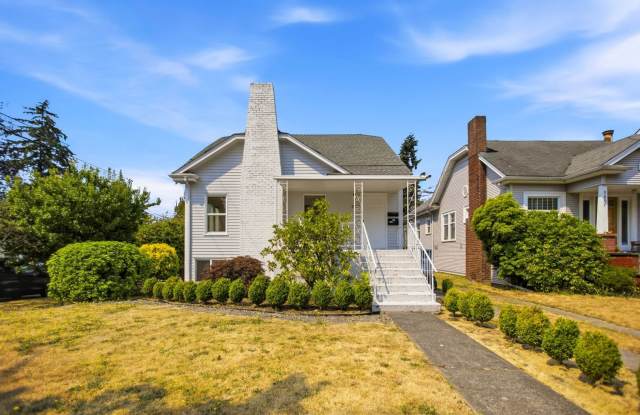 Steps from Green Lake ,6 bed 3 bath home with 2 kitchens and 2 laundry rooms. photos photos