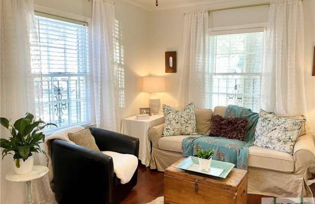 215 W Taylor Street - 215 West Taylor Street, Savannah, GA 31401