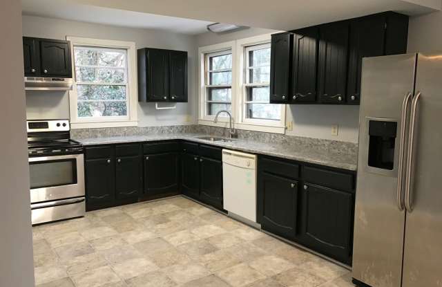 Beautiful 3 Bedroom, 2 Bath Home With Extra Bonus Room Within Walking Distance Of UNC!! Gallery 1