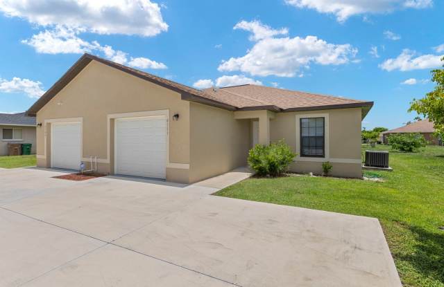 Tile Floors Throughout. Big Yard. 3 Bed + Den Duplex. photos photos