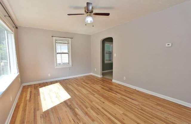 Charming cottage close to downtown! Gallery 3