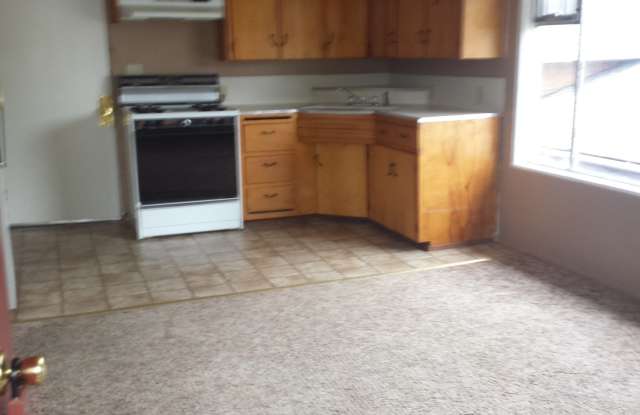 Upstairs Apartment Near the Heart of Grants Pass Gallery 3