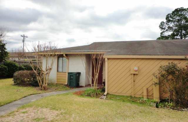 Spacious 2-Bedroom Condo with Pool Access & Lawn Care Included in Valdosta Gallery 3