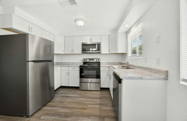 Modern 2-Bedroom Duplex with New Kitchen  Flooring in Eagle Point photos photos