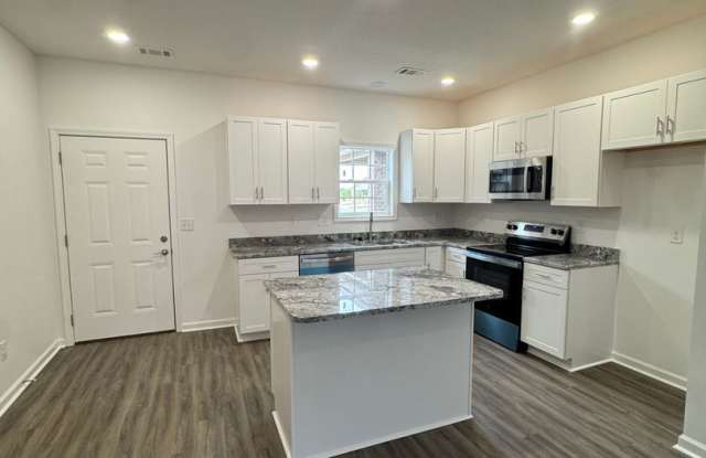 BRAND NEW 3 BED / 2 BATH CONDO AVAILABLE NOW! Gallery 4