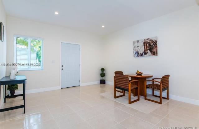 13125 NW Miami Ct Gallery 2