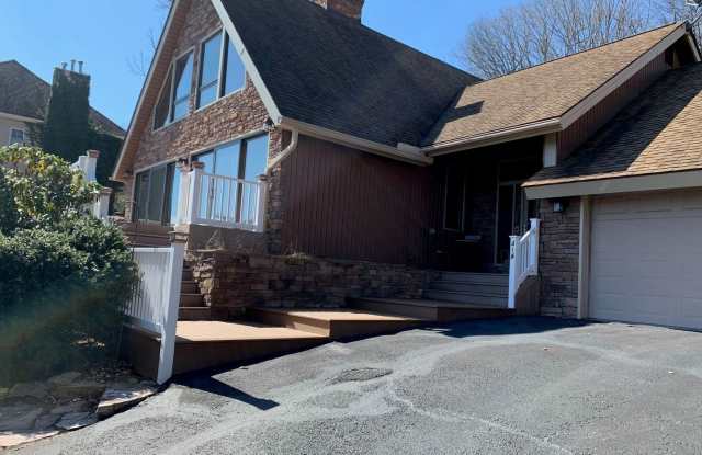 4 Bedroom 2.5 Bath House with 2 car garage photos photos