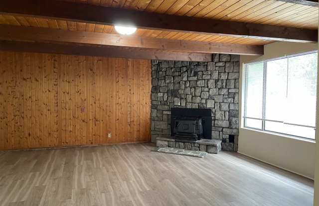 Spacious 3 Bed 2 Bath Home-Located on a Corner Lot in Quiet Neighborhhood photos photos