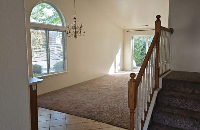 3 Bed, 2 Bath Townhouse in East Medford! Gallery 3