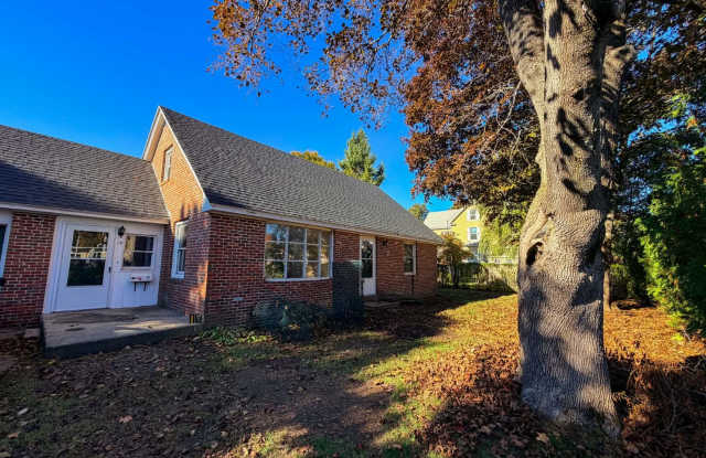 4BR/2BA LISBON FALLS BRICK CAPE LONG TERM RENTAL Gallery 1