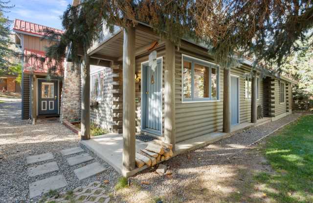 129 E Hopkins Avenue Gallery 3